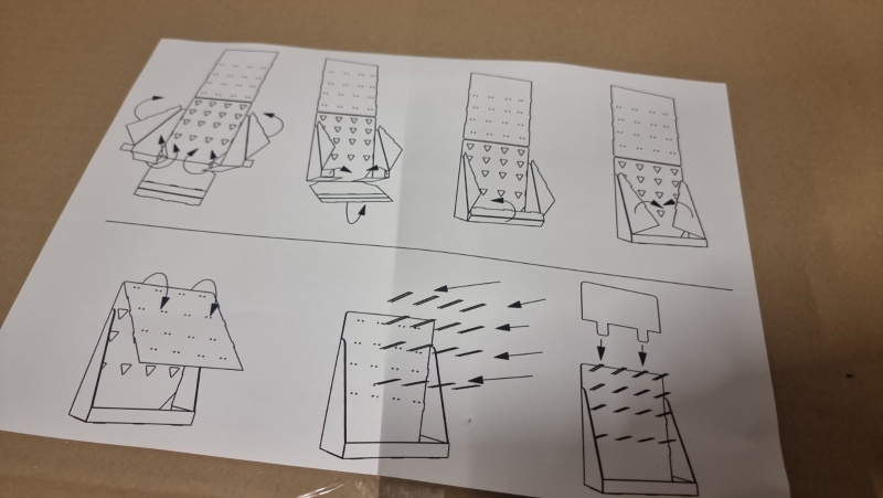 Table display in cardboard with 8 hangers. Height 62,5 cm, width 36,5 cm and depth 22,5 cm
